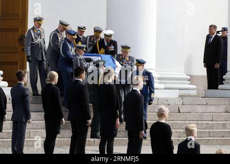 (170526) -- HELSINKI, 26 maggio 2017 -- Coffin dell'ex presidente finlandese Mauno Koivisto viene trasferito durante i funerali nel cimitero di Hietaniemi a Helsinki, Finlandia, il 25 maggio. 2017. L'ex presidente finlandese Mauno Koivisto è stato sepolto con lode militari a Helsinki giovedì. ) (yy) FINLANDIA-HELSINKI-FUNERALE-MAUNO KOIVISTO MattixMatikainen PUBLICATIONxNOTxINxCHN Helsinki maggio 26 2017 Coffin dell'ex presidente finlandese Mauno Koivisto VIENE trasferito durante le esequie nel cimitero di Helsinki in Finlandia IL 25 2017 maggio l'ex presidente finlandese Mauno Koivisto quello che è sepolto con lode militari a Helsinki Foto Stock