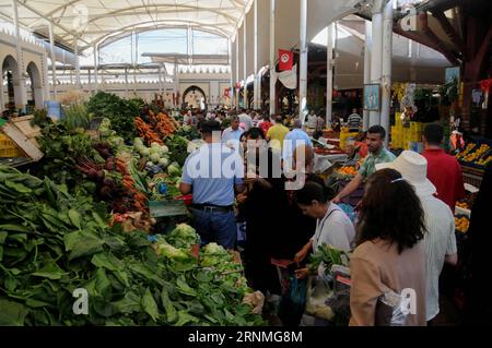 (170527) -- TUNISI, 27 maggio 2017 -- i musulmani tunisini acquistano cibo in un mercato a Tunisi, capitale della Tunisia, il 27 maggio 2017, preparandosi per il mese santo del Ramadan, durante il quale si digiunano dall'alba al tramonto. I musulmani in Tunisia hanno osservato il primo giorno del santo digiuno del mese del Ramadan il sabato. ) yk) TUNISIA-SOCIETY-RAMADAN AdelexEzzine PUBLICATIONxNOTxINxCHN Foto Stock