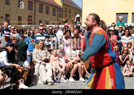 (170527) -- OSLO, 27 maggio 2017 -- Un giocoliere si esibisce durante il Festival medievale di Oslo alla fortezza di Akershus ad Oslo, capitale della Norvegia, il 27 maggio 2017. ) NORVEGIA-OSLO-MEDIEVAL FESTIVAL LiangxYouchang PUBLICATIONxNOTxINxCHN Oslo maggio 27 2017 un giocoliere si esibisce durante il Festival medievale di Oslo ALLA Fortezza di Akershus a Oslo capitale della Norvegia IL 27 2017 maggio Norvegia Oslo Medieval Festival LiangxYouchang PUBLICATIONxNOTxINxCHN Foto Stock