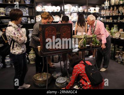 (170528) -- HONG KONG, 28 maggio 2017 -- gli appassionati di antiquariato visitano la 10a Fiera Internazionale dell'antiquariato a Hong Kong, Cina meridionale, 27 maggio 2017. La fiera di quattro giorni si è tenuta qui sabato.) (Yxb) CHINA-HONG KONG-ANTIQUES FAIR(CN) Lixpeng PUBLICATIONxNOTxINxCHN Hong Kong maggio 28 2017 i sostenitori dell'antiquariato visitano la 10a Fiera Internazionale dell'antiquariato a Hong Kong Cina meridionale maggio 27 2017 la Fiera dei quattro giorni What Hero Here Saturday yxb China Hong Kong Antiques Fair CN LixPeng PUBLICATIONxNOTxINxCHN Foto Stock