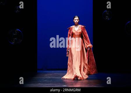 (170528) -- PECHINO, 28 maggio 2017 -- Un modello mostra una creazione durante la performance finale del 4° concorso di design figurativo di Pechino degli studenti universitari presso la Central Academy of Drama di Pechino, capitale della Cina, 28 maggio 2017. Il concorso si è svolto ogni due anni dal 2011 ed è diventato un concorso importante per gli studenti universitari di arte design. ) (zhs) CHINA-BEIJING-FASHION-DESIGN COMPETITION (CN) XinxYuewei PUBLICATIONxNOTxINxCHN Pechino maggio 28 2017 un modello mostra una creazione durante la performance finale del 4 ° Beijing Figurative Design Competition of College Foto Stock