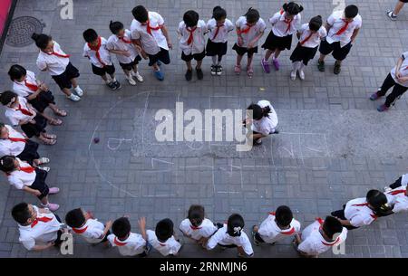 (170531) -- HANDAN, 31 maggio 2017 -- gli studenti giocano il gioco dell'hopscotch alla Congtai Elementary School di Handan City, nella provincia di Hebei nella Cina settentrionale, 31 maggio 2017. La scuola qui ha organizzato gli studenti per giocare a vecchi giochi in modo da celebrare la prossima giornata internazionale dei bambini, che cade il 1° giugno. ) (lfj) CHINA-INT L CHILDREN'S DAY-CELEBRATIONS (CN) HaoxQunying PUBLICATIONxNOTxINxCHN Handan maggio 31 2017 gli studenti giocano il gioco di Hopscotch PRESSO la Congtai Elementary School di Handan City nella provincia di Hebei nel nord della Cina maggio 31 2017 la scuola qui ha organizzato gli studenti per giocare ai vecchi giochi come al C. Foto Stock