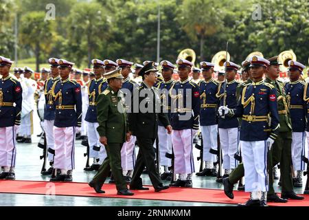 (170602) -- NAY PYI TAW, 2 GIUGNO 2017 -- comandante in capo dei servizi di difesa del Myanmar min Aung Hlaing (L) e Fang Fenghui, membro della Commissione militare centrale cinese (CMC) e capo del Dipartimento di Stato maggiore congiunto del CMC, ispezionare la guardia d'onore durante una cerimonia di benvenuto a Nay Pyi Taw 1 giugno 2017. ) (Zhf) MYANMAR-CINA-MILITARY-VISIT UxAung PUBLICATIONxNOTxINxCHN Nay Pyi Taw 2 giugno 2017 Comandante in capo dei servizi di difesa del Myanmar min Aung Hlaing l e Fang Fenghui membro della Commissione militare centrale cinese CMC e capo del dipartimento congiunto di Stato maggiore del CMC ispezionano la Guar Foto Stock