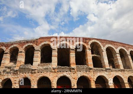 Anfiteatro romano molto antico chiamato Arena nella città di Verona, nella regione Veneto dell'Italia settentrionale Foto Stock