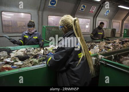 (170605) -- CAMPO DE MAYO (ARGENTINA), 5 giugno 2017 -- l'immagine del 1° giugno 2017 mostra che i dipendenti effettuano la separazione manuale di materiale riciclabile nel complesso ambientale Norte III della società di coordinamento ecologico dell'area metropolitana statale (CEAMSE), in campo de Mayo, vicino a Buenos Aires, Argentina. In Argentina, il CEAMSE, di proprietà statale, si occupa della gestione integrale dei rifiuti solidi urbani dell'area metropolitana di Buenos Aires, con processi e standard che mirano a ridurre l'impatto ambientale delle discariche sanitarie. ) (ZJY) ARGENTINA-CAMPO DE MAYO-WASTE PROCESS Foto Stock