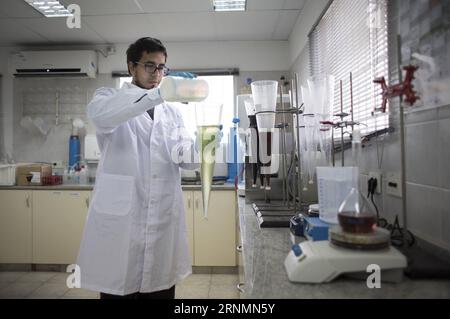 (170605) -- CAMPO DE MAYO (ARGENTINA), 5 GIUGNO 2017 -- l'immagine scattata il 1 giugno 2017 mostra un biologo che scarica un campione di liquido di percolato per l'analisi nel complesso ambientale Norte III della società di coordinamento ecologico dell'area metropolitana statale (CEAMSE), in campo de Mayo, vicino a Buenos Aires, Argentina. In Argentina, il CEAMSE, di proprietà statale, si occupa della gestione integrale dei rifiuti solidi urbani dell'area metropolitana di Buenos Aires, con processi e standard che mirano a ridurre l'impatto ambientale delle discariche sanitarie. ) (ZJY) ARGENTINA-CAMPO DE MAYO-RIFIUTI PROCE Foto Stock