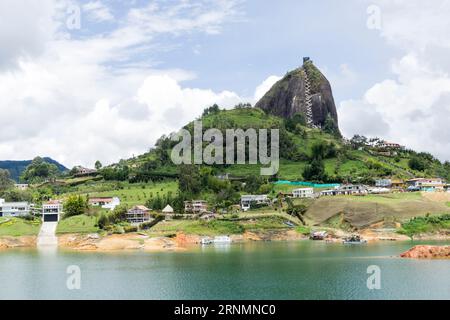 La Rocca di Guatape (El Peñón de Guatapé), nota anche come la pietra di El Peñol (la Piedra del Peñol), situata nella città e nel comune di Guatapé Foto Stock