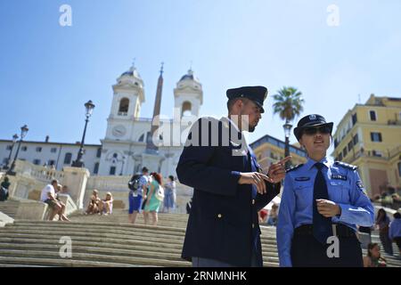 (170605) - ROMA, 5 giugno 2017 - Un agente di polizia cinese e un agente di polizia italiano pattugliano in Piazza di Spagna a Roma, Italia, il 5 giugno 2017. Lunedì nella storica Piazza di Spagna di Roma è stato presentato un progetto di polizia congiunta tra Cina e Italia. Un gruppo di 10 ufficiali cinesi in uniforme pattuglierà le aree turistiche più trafficate di Roma, Firenze, Napoli e Milano insieme ai loro colleghi italiani per i prossimi 20 giorni. ) ITALIA-ROMA-CINA-PATTUGLIE CONGIUNTE DI POLIZIA JinxYu PUBLICATIONxNOTxINxCHN Roma 5 giugno 2017 un ufficiale di polizia cinese e una pattuglia di polizia italiana IN Piazza tue Spa Foto Stock