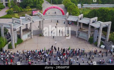 (170607) -- YANGZHOU, 7 giugno 2017 -- gli esaminatori dell'esame di ammissione al college nazionale arrivano alla sede dell'esame della High School affiliata all'Università di Yangzhou nella città di Yangzhou, nella provincia di Jiangsu della Cina orientale, 7 giugno 2017. Un totale di 9,4 milioni di studenti cinesi siedono l'esame annuale di ammissione al college nazionale da mercoledì.) (Ry) ESAME DI AMMISSIONE AL CHINA-COLLEGE (CN) MengxDelong PUBLICATIONxNOTxINxCHN Yang Zhou 7 giugno 2017 gli esaminandi dell'esame di ammissione al National College arrivano ALLA sede dell'esame nella scuola superiore affiliata all'Università Yang Zhou nella città di Yang Zhou, East China S Ji Foto Stock