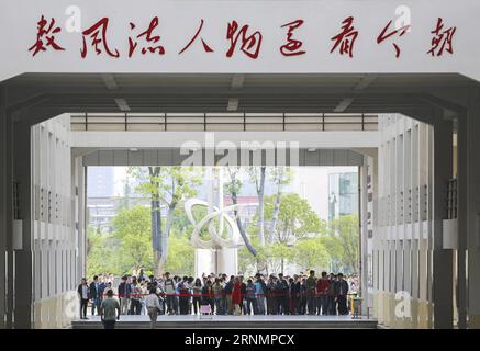 (170607) -- YANGZHOU, 7 giugno 2017 -- gli esaminatori dell'esame di ammissione al college nazionale attendono fuori dalla sede dell'esame presso la Xiancheng High School di Yangzhou City, nella provincia di Jiangsu della Cina orientale, 7 giugno 2017. Un totale di 9,4 milioni di studenti cinesi siedono l'esame annuale di ammissione al college nazionale da mercoledì. ) (Ry) ESAME DI AMMISSIONE AL CHINA-COLLEGE (CN) YuxXing PUBLICATIONxNOTxINxCHN Yang Zhou 7 giugno 2017 gli esaminandi del National College Entrance Examination attendono fuori dalla sede dell'esame PRESSO la High School di Yang Zhou City nella provincia di Jiangsu della Cina orientale 7 giugno 2017 per un totale di 9 4 milioni di Chine Foto Stock