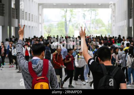 (170607) -- YANGZHOU, 7 giugno 2017 -- Examinees of the National College Entry Examinees of the National College Entry Examinees as entering the Exam Venue at Xiancheng High School in Yangzhou City, East China S Jiangsu Province, 7 giugno 2017. Un totale di 9,4 milioni di studenti cinesi siedono l'esame annuale di ammissione al college nazionale da mercoledì. ) (Ry) ESAME DI AMMISSIONE AL CHINA-COLLEGE (CN) YuxXing PUBLICATIONxNOTxINxCHN Yang Zhou 7 giugno 2017 esaminandi del National College Entrance Examination gestures as ENTERING the Exam Venue AT High School in Yang Zhou City East China S Jiangsu Province 7 giugno 2017 per un totale di 9 Foto Stock