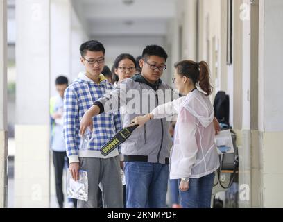 (170607) -- YANGZHOU, 7 giugno 2017 -- gli esaminatori dell'esame di ammissione al college nazionale ricevono un controllo di sicurezza all'esterno della sede dell'esame presso la Xiancheng High School di Yangzhou, nella provincia di Jiangsu della Cina orientale, 7 giugno 2017. Un totale di 9,4 milioni di studenti cinesi siedono l'esame annuale di ammissione al college nazionale da mercoledì. ) (Ry) ESAME DI AMMISSIONE AL CHINA-COLLEGE (CN) YuxXing PUBLICATIONxNOTxINxCHN Yang Zhou 7 giugno 2017 gli esaminandi dell'esame di ammissione al National College ricevono un controllo di sicurezza all'esterno della sede dell'esame PRESSO la scuola superiore nella città di Yang Zhou nella provincia di Jiangsu della Cina orientale giugno Foto Stock
