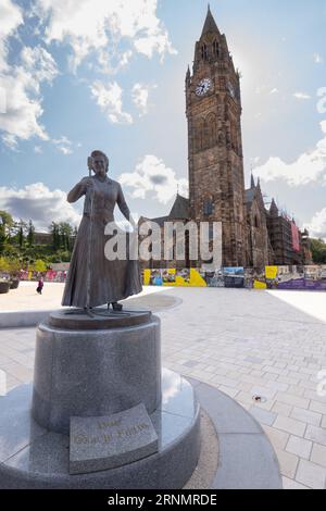 Statua di Dame Gracie Fields nella piazza del municipio di Rochdale. Con nel municipio posteriore di Rochdale. Rochdale. Borough di Greater Manchester. UK.immagine: Foto Stock