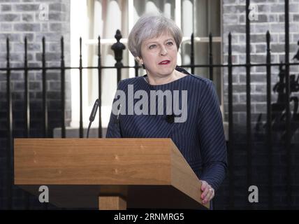 (170608) -- NEW YORK, 8 giugno 2017 () -- la foto del file scattata il 18 aprile 2017 mostra il primo ministro britannico Theresa May che parla ai media al di fuori di 10 Downing Street mentre chiama elezioni generali a Londra, in Gran Bretagna. Il primo ministro Theresa May sta per perdere la sua maggioranza nelle elezioni generali britanniche, secondo un sondaggio di uscita rilasciato non appena la votazione è terminata l'8 giugno 2017. Il sondaggio, commissionato dalle principali emittenti britanniche, ha mostrato che i conservatori di May avrebbero avuto 314 seggi e si prevede che i laburisti arriveranno secondi con 266 seggi. () -UK OUT- BRITAIN-GENERAL ELECTION-CONSER Foto Stock