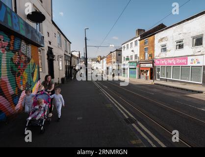 Lady spinge Pram con i bambini davanti a negozi chiusi in Drake Street. Rochdale. Borough di Greater Manchester. UK.immagine: Garyroberts/World wide feature Foto Stock