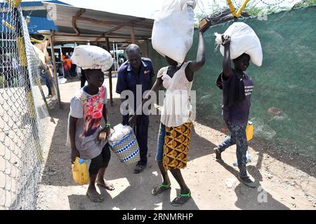 (170609) -- NAIROBI, 9 giugno 2017 -- i rifugiati se ne vanno dopo aver ricevuto cibo e altre necessità al campo profughi di Kakuma nella contea di Turkana, Kenya, 7 giugno 2017. Il campo di Kakuma si trova nella regione nord-occidentale del Kenya. Il campo fu fondato nel 1992. Il Kenya ha la seconda popolazione di rifugiati in Africa. )(rh) KENYA-TURKANA-KAKUMA-REFUGEES-CAMP SunxRuibo PUBLICATIONxNOTxINxCHN Nairobi 9 giugno 2017 rifugiati partono dopo aver ricevuto cibo e altre necessità AL campo profughi di Kakuma nella contea di Turkana Kenya 7 giugno 2017 il campo di Kakuma SI trova nella regione nord-occidentale del Kenya il campo What Foto Stock