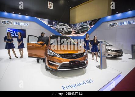 Automesse in Buenos Aires (170610) -- BUENOS AIRES, 10 giugno 2017 -- i modelli si presentano con un'auto della società automobilistica cinese Geely durante l'ottavo Salone Internazionale dell'automobile nella città di Buenos Aires, capitale dell'Argentina, il 9 giugno 2017. Martin Zabala) (yy) ARGENTINA-BUENOS AIRES-INDUSTRY-AUTOMOTIVE e MARTINxZABALA PUBLICATIONxNOTxINxCHN Foto Stock