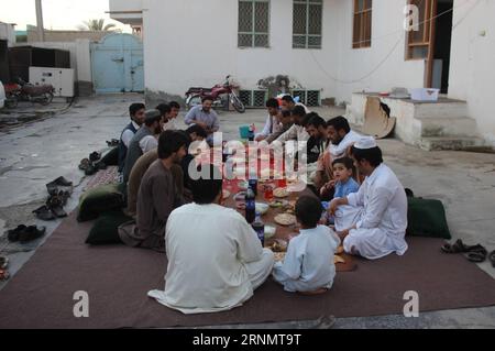 (170610) -- HELMAND, 10 giugno 2017 -- uomini afghani attendono di spezzare il digiuno durante il mese sacro del Ramadan nella provincia di Helmand, Afghanistan, 9 giugno, 2017.)(rh) AFGHANISTAN-HELMAND-RAMADAN-BREAKING FAST AbdulxAzizxSafdari PUBLICATIONxNOTxINxCHN Helmand 10 giugno 2017 uomini afghani aspettano di rompere il loro quasi durante il mese Santo del Ramadan nella provincia di Helmand Afghanistan 9 giugno 2017 RH Afghanistan Helmand Ramadan rompendo quasi AbdulxAzizxSafdari PUBLICATIONXNOTxINxCHN Foto Stock