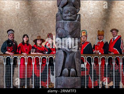 La delegazione canadese Nisgaa'a visita al memoriale o al totem pole, al National Museum of Scotland, Edimburgo, Regno Unito Foto Stock