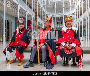 Delegazione Nisgaa'a Canadian First Nation visita il capo Earl Stephens (SIM'ogit Ni'isjoohl) Chief Laay & Duuk National Museum of Scotland, Edimburgo, Regno Unito Foto Stock