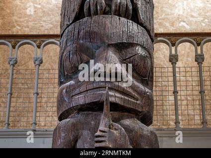 Ritorno in Canada del primo memoriale nazionale o palo totem Nisgaa'a, National Museum of Scotland, Edimburgo, Regno Unito Foto Stock