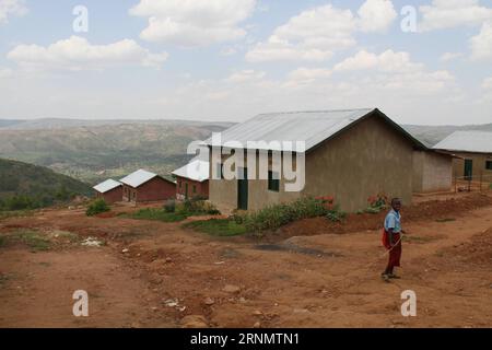 (170611) -- KABARONDO, 11 giugno 2017 -- la foto scattata il 9 giugno 2017 mostra una vista di un villaggio di riconciliazione a Kabarondo, provincia orientale, Ruanda. All'interno del Kabarondo Reconciliation Village sono presenti 40 unità abitative, costruite dalla Prison Fellowship Rwanda (PFR), un gruppo internazionale di beneficenza, per famiglie di sopravvissuti al genocidio del 1994, liberati ex prigionieri condannati per crimini commessi in 100 giorni di carneficina, e i cittadini vulnerabili non direttamente collegati alle uccisioni di massa che hanno portato alla morte di più di 1 milione di tutsi e di hutus moderato. ) (DTF) RWANDA-KABARONDO-RICONCILIAZIONE VIL Foto Stock