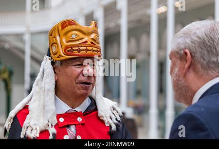 Il capo Duuk, membro della prima delegazione nazionale di Nisgaa'a, parla con Angus Robertson (MSP), ministro della Cultura, National Museum of Scotland, Edimburgo, Regno Unito Foto Stock