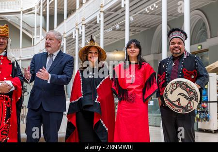 Nisgaa'a First Nation Delegation & Angus Robertson (MSP), Culture Minister, National Museum of Scotland, Edimburgo, Regno Unito Foto Stock