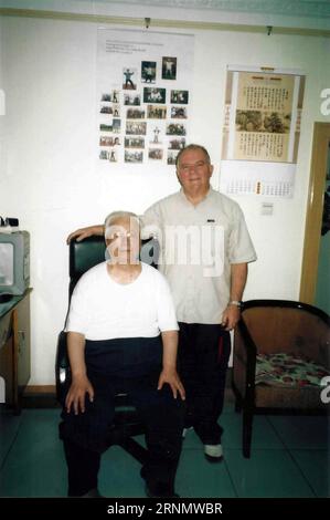 (170612) - LAVAGNA, 12 giugno 2017 - questa foto mostra Luca Ghinolfi (R) e il suo insegnante Yu Yongnian in Cina. Ghinolfi, ex direttore di banca a 75 anni, è sempre stato appassionato di sport. Dopo aver visto una presentazione delle arti marziali cinesi a Genova e aver incontrato Yang li, uno studioso ospite dell'Università dello Sport di Pechino nel 1984, fu affascinato dalle arti marziali cinesi e continuò a praticarle per decenni. Secondo Ghinolfi, di solito si alza presto alle 5:30 del mattino, quindi inizia la sua routine quotidiana con la meditazione e le pratiche wushu. Dopo pranzo, legge un classico Foto Stock