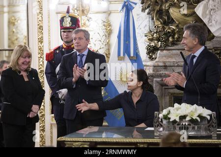 (170613) -- BUENOS AIRES, 13 giugno 2017 -- il presidente argentino Mauricio Macri (1° R) saluta l'ex ministro degli Esteri Susana Malcorra (1° L) durante la cerimonia di giuramento del nuovo ministro degli Esteri argentino Jorge Faurie a Buenos Aires, capitale dell'Argentina, il 12 giugno 2017. L'Argentina ha nominato Jorge Faurie come suo nuovo ministro degli affari esteri lunedì, mentre si è impegnato a fornire continuità nella sua gestione del ruolo. ) (Da) (rtg) (zxj) ARGENTINA-BUENOS AIRES-MINISTRO DEGLI ESTERI-CERIMONIA DI GIURAMENTO MARTINxZABALA PUBLICATIONxNOTxINxCHN Buenos Aires 13 giugno 2017 Argentina S Foto Stock