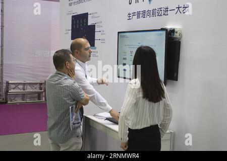 (170613) -- SHANGHAI, 13 giugno 2017 -- un espositore parla con i visitatori al National Association of Broadcasters (NAB) Show di Shanghai, Cina orientale, 13 giugno 2017. Come una delle attività del Shanghai International Film and TV Festival 2017, il NAB Show Shanghai ha attirato più di 150 compagnie. (zhs) CHINA-SHANGHAI-NAB SHOW (CN ) DuxXiaoyi PUBLICATIONxNOTxINxCHN Shanghai 13 giugno 2017 ai colloqui degli espositori con i visitatori della National Association of Broadcasters NAB Show di Shanghai East China 13 giugno 2017 come una delle attività della Shanghai International Film and TV Festi 2017 Foto Stock