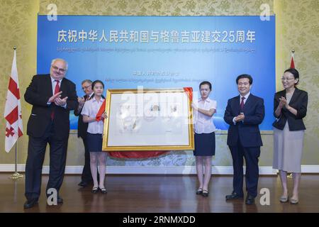 (170614) -- PECHINO, 14 giugno 2017 -- Wang Zhengwei (2° R), vicepresidente del Comitato Nazionale della Conferenza consultiva politica del popolo cinese (CPPCC), partecipa a un ricevimento per celebrare il 25° anniversario dell'istituzione delle relazioni diplomatiche tra Cina e Georgia a Pechino, capitale della Cina, 14 giugno 2017. ) (Lb) CHINA-BEIJING-GEORGIA-ANNIVERSARY-RECEPTION (CN) CuixXinyu PUBLICATIONxNOTxINxCHN 170614 Pechino 14 giugno 2017 Wang Zhengwei 2° r Vice Presidente del Comitato Nazionale della Conferenza consultiva politica delle celebrità cinesi CPPCC partecipa a un ricevimento Foto Stock