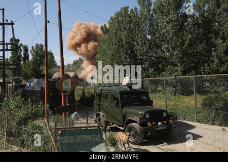 (170616) -- SRINAGAR, 16 giugno 2017 -- il fumo sorge da una casa durante uno scontro a fuoco nel villaggio di Arwani, nel distretto di Anantnag, sotto il controllo indiano del Kashmir, il 16 giugno 2017. Sei poliziotti, tra cui un ufficiale, sono stati uccisi dopo che i militanti hanno attaccato il loro veicolo, mentre due civili sono stati uccisi e molti altri feriti durante gli scontri nei pressi di un sito di sparatorie nel restive controllato dagli indiani Kashmir Friday, ha detto la polizia. ) KASHMIR-SRINAGAR-VIOLENZA CONTROLLATA DAGLI INDIANI JavedxDar PUBLICATIONxNOTxINxCHN 170616 Srinagar 16 giugno 2017 il fumo sorge da una casa durante un combattimento a fuoco nel villaggio di Anantnag District Indian Foto Stock