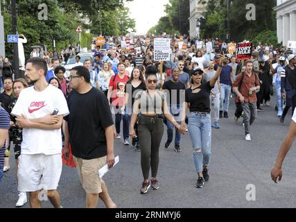 (170616) -- LONDRA, 16 giugno 2017 () -- i manifestanti marciano in alto durante una manifestazione per chiedere giustizia alle persone colpite dall'incendio della Grenfell Tower a Londra, in Gran Bretagna, il 16 giugno 2017. Più di 100 persone hanno assalito il municipio venerdì nel Royal Borough di Kensington e Chelsea con una lista di richieste a seguito del devastante incendio della torre. () -UK OUT- BRITAIN-LONDON-GRENFELL TOWER-FIRE-PROTEST Xinhua PUBLICATIONxNOTxINxCHN 170616 Londra 16 giugno 2017 i manifestanti marciano in alto durante un raduno per chiedere giustizia per le persone colpite dall'incendio della Torre di Grenfell a Londra Gran Bretagna IL 16 giugno 2017 più di Foto Stock