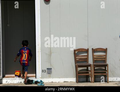 (170617) - SERRES, 17 giugno 2017 - Un ragazzo torna nella sua casa temporanea nel campo profughi aperto di Serres, in Grecia, il 7 giugno 2017. Alla periferia di Serres, una città di circa 80.000 persone, circa 600 chilometri a nord di Atene, file ordinate di container prefabbricati trasformati in case a due camere da letto forniscono rifugio per 350 yazidi. GRECIA-SERRES-REFUGEE MariosxLolos PUBLICATIONxNOTxINxCHN Serres 17 giugno 2017 un ragazzo torna nella sua casa temporanea nel Serres Open Refugee Camp Grecia IL 7 giugno 2017 ALLA periferia di Serres una città di circa 80 000 celebrità a circa 600 chilometri a nord di Ath Foto Stock