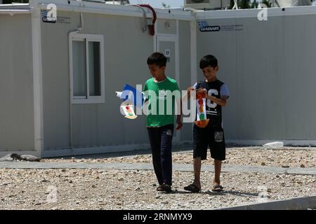 (170617) -- SERRES, 17 giugno 2017 -- due ragazzi giocano nel campo profughi aperto di Serres, Grecia, il 7 giugno 2017. Alla periferia di Serres, una città di circa 80.000 persone, circa 600 chilometri a nord di Atene, file ordinate di container prefabbricati trasformati in case a due camere da letto forniscono rifugio per 350 yazidi. GRECIA-SERRES-REFUGEE MariosxLolos PUBLICATIONxNOTxINxCHN Serres 17 giugno 2017 due ragazzi giocano nel Serres Open Refugee Camp Grecia IL 7 giugno 2017 ALLA periferia di Serres una città di circa 80 000 celebrità a circa 600 chilometri a nord di Atene file ordinate di container prefabbricati tu Foto Stock