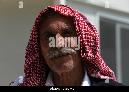 (170617) -- SERRES, 17 giugno 2017 -- foto scattata il 7 giugno 2017 mostra un rifugiato nel campo profughi aperto di Serres, Grecia. Alla periferia di Serres, una città di circa 80.000 persone, circa 600 chilometri a nord di Atene, file ordinate di container prefabbricati trasformati in case a due camere da letto forniscono rifugio per 350 yazidi. )(whw) GRECIA-SERRES-REFUGEE MariosxLolos PUBLICATIONxNOTxINxCHN Serres 17 giugno 2017 la foto scattata IL 7 giugno 2017 mostra un Refugee nel Serres Open Refugee Camp Grecia, alla periferia di Serres, una città di circa 80 000 celebrità a circa 600 chilometri a nord di Atene, file ordinate Foto Stock