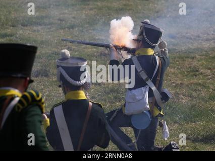 (170618) -- WATERLOO, 18 giugno 2017 -- gli amanti della storia prendono parte a una rievocazione della battaglia di Waterloo a Waterloo, in Belgio, 18 giugno 2017. )(zhf) BELGIUM-WATERLOO-RE-ENACTMENT YexPingfan PUBLICATIONxNOTxINxCHN Waterloo 18 giugno 2017 gli amanti della storia prendono parte a una legge della battaglia di Waterloo a Waterloo Belgio 18 giugno 2017 zhf Belgio Waterloo Right Enactment YexPingfan PUBLICATIONxTxINxCHN Foto Stock