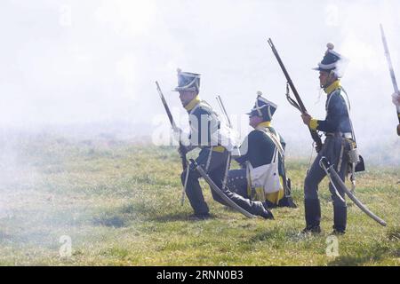 (170618) -- WATERLOO, 18 giugno 2017 -- gli amanti della storia prendono parte a una rievocazione della battaglia di Waterloo a Waterloo, in Belgio, 18 giugno 2017. )(zhf) BELGIUM-WATERLOO-RE-ENACTMENT YexPingfan PUBLICATIONxNOTxINxCHN Waterloo 18 giugno 2017 gli amanti della storia prendono parte a una legge della battaglia di Waterloo a Waterloo Belgio 18 giugno 2017 zhf Belgio Waterloo Right Enactment YexPingfan PUBLICATIONxTxINxCHN Foto Stock