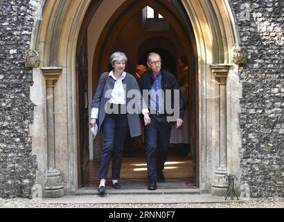 (170618) -- MAIDENHEAD (GRAN BRETAGNA), 18 giugno 2017 () -- il primo ministro britannico Theresa May e suo marito Phillip partecipano al servizio domenicale in una chiesa locale nel suo collegio elettorale a Maidenhead, in Gran Bretagna, il 18 giugno 2017. () -UK OUT- BRITAIN-MAIDENHEAD-THERESA MAY Xinhua PUBLICATIONxNOTxINxCHN Maien Maidenhead Britain 18 giugno 2017 i primi ministri britannici Theresa May e suo marito Phillip partecipano al servizio domenicale mattutino IN una chiesa locale nel suo collegio elettorale a Maien Maidenhead Britain IL 18 giugno 2017 UK Out Britain Maien Maidenhead Theresa May XINHUA PUBLICATIONxNOTxINxCHN Foto Stock