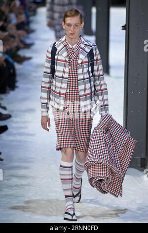 (170618) -- MILANO, 18 giugno 2017 -- Una modella cammina in passerella per Moncler Gamme Bleu durante la settimana della moda uomo Milano Primavera/Estate 2018 a Milano, Italia, il 18 giugno 2017. ) ITALIA-MILANO-SETTIMANA DELLA MODA-MONCLER GAMME BLEU JinxYu PUBLICATIONxNOTxINxCHN Milano 18 giugno 2017 a Model Walk the Runway for Moncler gamme Bleu durante la settimana della moda uomo di Milano Primavera Estate 2018 a Milano Italia IL 18 giugno 2017 Italy Milano Fashion Week Moncler gamme Bleu JinxYu PUBLICATIONXNOTxINxCHN Foto Stock