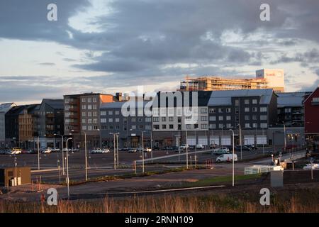 KIRUNA, SVEZIA - 31 LUGLIO 2023: Il centro della nuova città di Kiruna, provincia della Lapponia. La città è nota per la miniera di ferro. A causa delle miniere, l'intera cit Foto Stock
