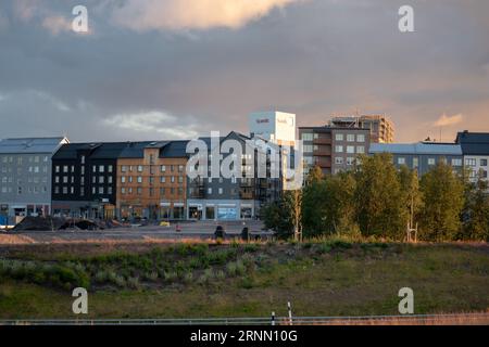 KIRUNA, SVEZIA - 31 LUGLIO 2023: Il centro della nuova città di Kiruna, provincia della Lapponia. La città è nota per la miniera di ferro. A causa delle miniere, l'intera cit Foto Stock