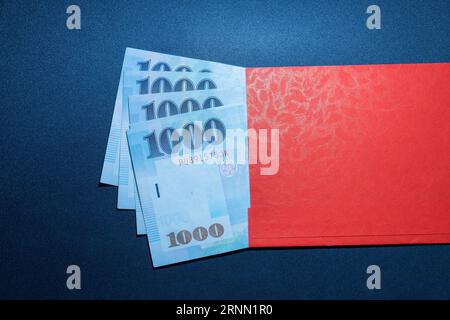 Banconote da 1000 dollari nuovi di taiwan in busta rossa Foto Stock