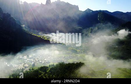 (170621) -- DIEBU, 21 giugno 2017 -- foto scattata il 21 giugno 2017 mostra lo scenario delle montagne Zhagana nella contea di Diebu, nella prefettura autonoma tibetana di Gannan, nella provincia del Gansu della Cina nord-occidentale. Zhagana è una regione montuosa sul bordo nord-orientale dell'altopiano tibetano, con un'altitudine media di 3.500 metri. La regione ha un paesaggio culturale e naturale unico con villaggi in stile tibetano, foreste primitive e montagne. ) (wyo) CHINA-GANSU-ZHAGANA-LANDSCAPE-MOUNTAIN LANDSCAPE (CN) ChenxBin PUBLICATIONxNOTxINxCHN Diebu 21 giugno 2017 foto scattata IL 21 giugno 2017 mostra il paesaggio di Foto Stock