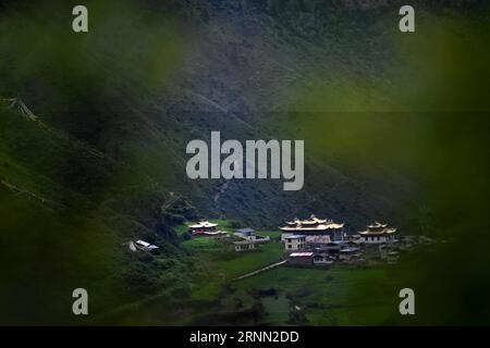 (170621) -- DIEBU, 21 giugno 2017 -- foto scattata il 20 giugno 2017 mostra un monastero del buddhismo tibetano sulle montagne Zhagana nella contea di Diebu, prefettura autonoma tibetana di Gannan, provincia del Gansu della Cina nord-occidentale. Zhagana è una regione montuosa sul bordo nord-orientale dell'altopiano tibetano, con un'altitudine media di 3.500 metri. La regione ha un paesaggio culturale e naturale unico con villaggi in stile tibetano, foreste primitive e montagne. ) (wyo) CHINA-GANSU-ZHAGANA-LANDSCAPE-MOUNTAIN LANDSCAPE (CN) ChenxBin PUBLICATIONxNOTxINxCHN Diebu 21 giugno 2017 foto scattata IL 20 giugno 201 Foto Stock