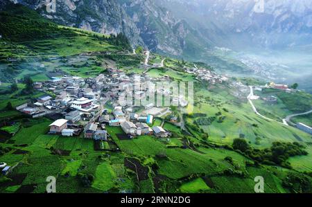 (170621) -- DIEBU, 21 giugno 2017 -- foto scattata il 21 giugno 2017 mostra un villaggio sulle montagne Zhagana nella contea di Diebu, prefettura autonoma tibetana di Gannan, provincia del Gansu della Cina nord-occidentale. Zhagana è una regione montuosa sul bordo nord-orientale dell'altopiano tibetano, con un'altitudine media di 3.500 metri. La regione ha un paesaggio culturale e naturale unico con villaggi in stile tibetano, foreste primitive e montagne. ) (wyo) CHINA-GANSU-ZHAGANA-LANDSCAPE-MOUNTAIN LANDSCAPE (CN) ChenxBin PUBLICATIONxNOTxINxCHN Diebu 21 giugno 2017 foto scattata IL 21 giugno 2017 mostra un villaggio SU T Foto Stock