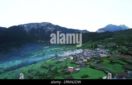 (170621) -- DIEBU, 21 giugno 2017 -- foto scattata il 21 giugno 2017 mostra un villaggio sulle montagne Zhagana nella contea di Diebu, prefettura autonoma tibetana di Gannan, provincia del Gansu della Cina nord-occidentale. Zhagana è una regione montuosa sul bordo nord-orientale dell'altopiano tibetano, con un'altitudine media di 3.500 metri. La regione ha un paesaggio culturale e naturale unico con villaggi in stile tibetano, foreste primitive e montagne. ) (wyo) CHINA-GANSU-ZHAGANA-LANDSCAPE-MOUNTAIN LANDSCAPE (CN) ChenxBin PUBLICATIONxNOTxINxCHN Diebu 21 giugno 2017 foto scattata IL 21 giugno 2017 mostra un villaggio SU T Foto Stock