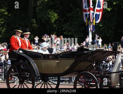 (170621) -- LONDRA, 21 giugno 2017 -- la foto del file scattata il 17 giugno 2017 mostra il Duca di Edimburgo (1st R) insieme alla Regina Elisabetta II al Trooping the Colour 2017 per celebrare il 91 ° compleanno della Regina a Londra, in Gran Bretagna. Il duca di Edimburgo, marito della regina Elisabetta II, è stato ricoverato in ospedale come misura precauzionale per il trattamento di un'infezione, Buckingham Palace ha detto mercoledì. ) (zf) BRITAIN-LONDON-DUKE OF EDINBURGH-HOSPITAL HanxYan PUBLICATIONxNOTxINxCHN London June 21 2017 file foto scattata IL 17 giugno 2017 mostra il Duca di Edimburgo 1st r accanto alla Regina Elisabetta II Foto Stock