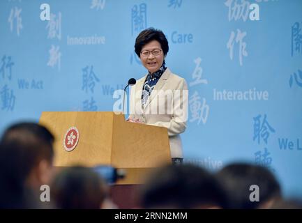 (170621) - HONG KONG, 21 giugno 2017 - Lam Cheng Yuet-ngor, amministratore delegato della regione amministrativa speciale di Hong Kong (HKSAR), quinto mandato, risponde alle domande durante una conferenza stampa a Hong Kong nel sud della Cina, il 21 giugno 2017. Il Consiglio di Stato della Cina, sulla nomina di Lam, ha approvato le nomine dei principali funzionari del quinto mandato di governo della Repubblica di Corea del Sud, mercoledì scorso. Tutti i 21 funzionari nominati si sono presentati alla conferenza stampa. In base alla legge fondamentale della RAS, i funzionari entreranno in carica il 1° luglio 2017. )(WJQ) CINA-HONG KONG-CONFERENZA STAMPA (CN) WANGXXI Foto Stock